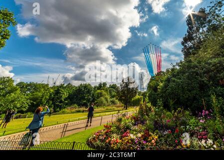 Royal Air Force Red Arrows und French Air Force Patrouille de France fliegen über St James's Park, London, um den 80. Jahrestag de Gaulle zu ehren Stockfoto