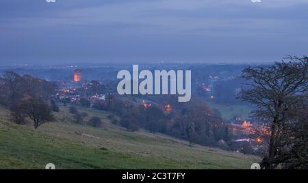 Blick über die Stadt Richmond in Swaledale, North Yorkshire bei Sonnenuntergang an einem nebligen Abend Stockfoto