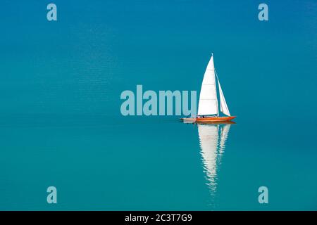Schöne Segelboot Segel blau Mittelmeer. Tolle Aussicht auf Yacht Segeln im offenen Meer an windigen Tag. Drone Ansicht - Vögel Augenwinkel. Stockfoto