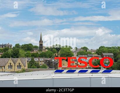 Schild auf dem Dach des Tesco-Geschäfts, Batley, West Yorkshire, England Stockfoto