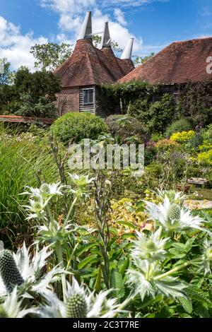 Blick über den versunkenen Garten zum Great Dixter Oast House. Northiam East Sussex Großbritannien Stockfoto