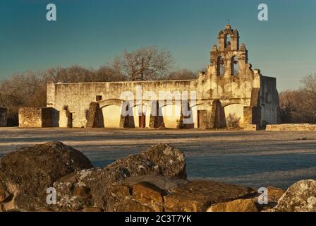 Mission San Juan Capistrano, vor der Renovierung 2012, bei Sonnenaufgang, in San Antonio, Texas, USA Stockfoto