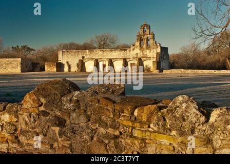 Mission San Juan Capistrano, vor der Renovierung 2012, bei Sonnenaufgang, in San Antonio, Texas, USA Stockfoto