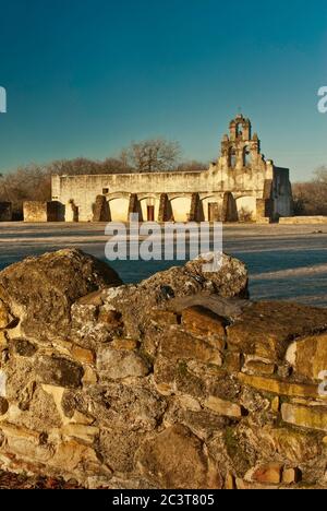 Mission San Juan Capistrano, vor der Renovierung 2012, bei Sonnenaufgang, in San Antonio, Texas, USA Stockfoto