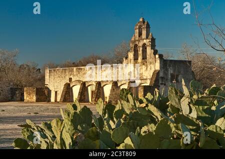 Mission San Juan Capistrano, vor der Renovierung 2012, bei Sonnenaufgang, in San Antonio, Texas, USA Stockfoto