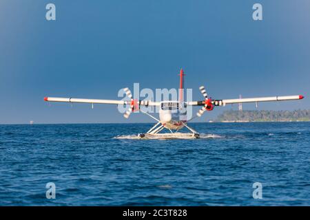 Wasserflugzeug im tropischen Strandresort. Luxus-Sommerreiseziel mit Wasserflugzeug auf den Malediven Inseln. Exotischer Urlaub oder Urlaub Transport Stockfoto