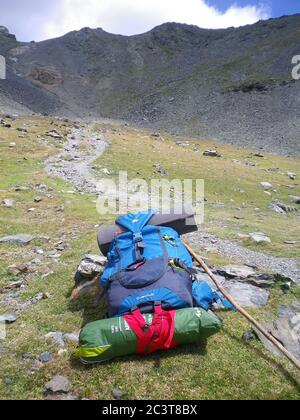 Vall de Núria, Katalonien, Spanien. 14/08/2016. Quechua Bergsteiger Rucksack neben dem Weg, der zum Gipfel des Noucreus in Vall de Nuria steigt. Stockfoto