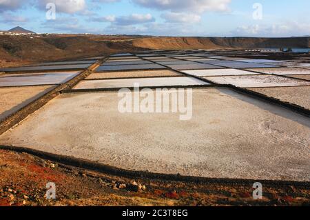 Lanzarote Salzebenen. Die Salinen arbeiten in Salinas de janubio an der Westküste, Lanzarote, Kanarische Inseln, Europa Stockfoto