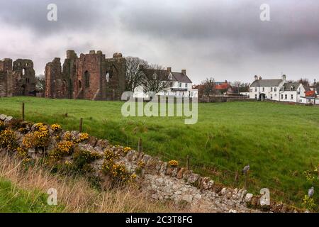 Die Ruinen von Lindisfarne Priory, das Manor House Hotel und das Crown and Anchor Inn, von Heugh Hill, Holy Island, Northumberland, England, Großbritannien Stockfoto