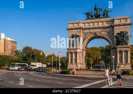 Ein Schulbus in Grand Army Plaza. NYC: Grand Army Plaza umfasst die nördliche Ecke und den Haupteingang des Prospect Park im Stadtteil Brookly Stockfoto