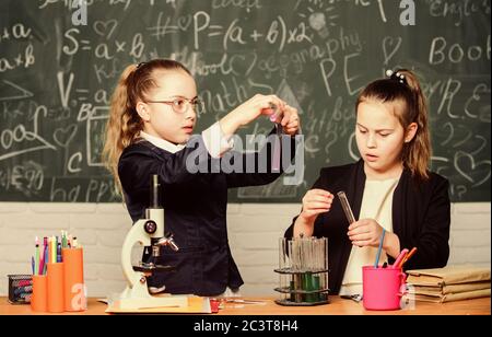 Schüler nette Mädchen Röhrchen mit Flüssigkeiten verwenden. Chemisches experiment Konzept. Sicherheitsmaßnahmen für die sichere chemische Reaktion. Genius Kinder arbeiten an eigenen chemischen Theorie. Grundkenntnisse der Chemie. Stockfoto