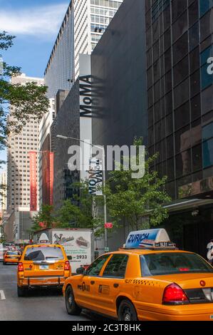 Taxis stehen vor der Tür des American Folk Art Museum und des MoMA in der West 53rd Street in New York. USA. Vor der Ronovation. Das Museum für Moderne Kunst ist engagiert Stockfoto