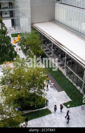 MOMA Museum Garden. Manhattan. NYC: Ruhe und Frieden kann man in der Mitte von Manhattan kaum finden. Vielleicht, wenn das Eis jemals schmilzt, könnten Sie Gleichgewicht Stockfoto
