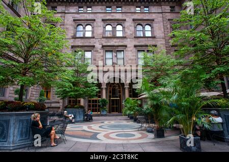 Villard-Häuser, jetzt New York Palace Hotel, 1885, kombiniert 6 Sandsteinhäuser, basierend auf Palazzo della Cancellaria in Rom. Stockfoto