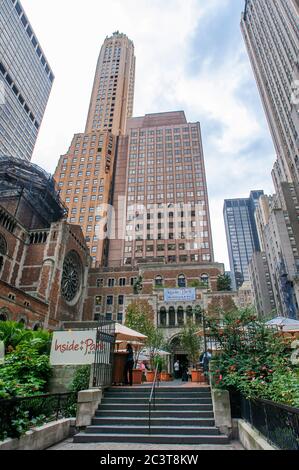 Inside Park at St Bart's. New York. Manhattan. Das prachtvoll leerstehende Gemeindehaus einer berühmten Kirche in der Innenstadt ist sicherlich ein neuer Ort für einen schicken Geschmack Stockfoto