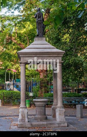 Der Temperance-Brunnen in Manhattans Tompkins Square Park errichtet 1891, locken Männer um Wasser anstatt Alkohol zu trinken. Stockfoto