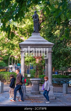 Der Temperance-Brunnen in Manhattans Tompkins Square Park errichtet 1891, locken Männer um Wasser anstatt Alkohol zu trinken. Stockfoto