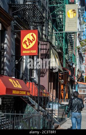 TAJ indisches Restaurant in East Village. New York. Wenn etwas charakterisiert diese Nachbarschaft ist, dass es die bohemian und Hippie in ganz Ne Stockfoto