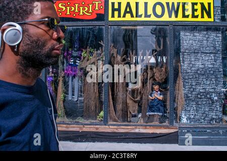 Halloween. Ein dekoriertes Schaufenster in einer der Boutiquen im East Village. In dieser Nachbarschaft gibt es eine Vielzahl von gotischen Bekleidungsgeschäften, Bond Stockfoto