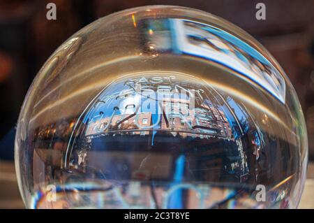 Ein Ball, um die Zukunft vorherzusagen in einem Geschäft in Greenwich Village. Stockfoto