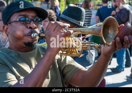 Jazzaufführung im Washington Square Park in Greenwich Village, Manhattan, New York, USA. Eines der größten Highlights des Parks ist die Stanford Stockfoto