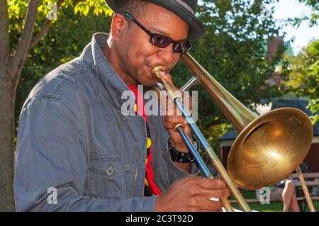 Jazzaufführung im Washington Square Park in Greenwich Village, Manhattan, New York, USA. Eines der größten Highlights des Parks ist die Stanford Stockfoto