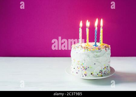 Weiß Geburtstagskuchen auf lila Hintergrund.Food Konzept Jahrestag Hintergrund. Stockfoto