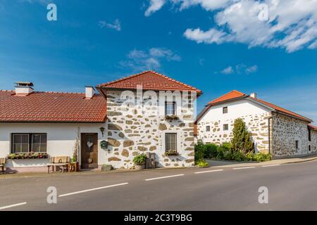 Haus in einem Dorf in den Bergen. Traditionelle Alpenhäuser im Dorf in den österreichischen Alpen Stockfoto