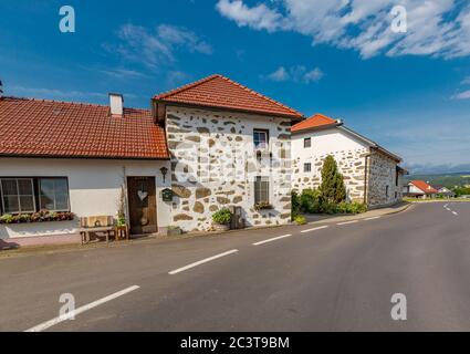 Haus in einem Dorf in den Bergen. Traditionelle Alpenhäuser im Dorf in den österreichischen Alpen Stockfoto