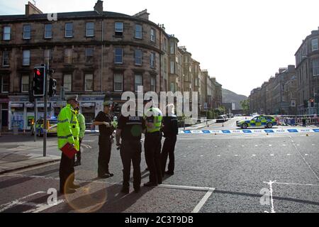 Am frühen Morgen kreuzen Sie in der South Clerk Street die Kreuzung mit der East und West Preston Street, Edinburgh, Schottland, Großbritannien. 22. Juni 2020. Mehrere Polizisten und Fahrzeuge in Anwesenheit für das, was scheint, um eine schwere Straßenverkehrsunfall sein. Es wird berichtet, dass ein 24-jähriger Radfahrer am Tatort behandelt wurde, bevor er in die Edinburgh Royal Infirmary gebracht wurde. Im Bild: Ein beschädigtes BMW Performance Model Fahrzeug parkte weiter etwa 200 Meter südlich der Kreuzung. NICHT BESTÄTIGT, OB DIESES FAHRZEUG AN DIESER KOLLISION BETEILIGT WAR. Stockfoto