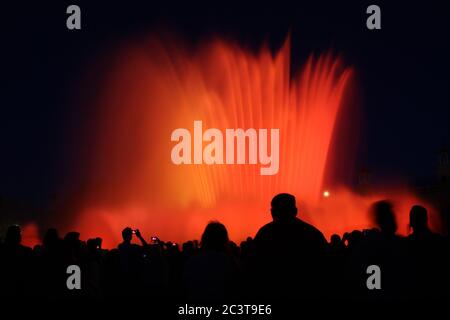 Montjuic, Barcelona, Spanien in 12/05/2017. Foto der farbigen Wasserbrunnen während der Nachtshow in der Nähe der Plaza España. Stockfoto