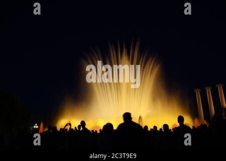 Montjuic, Barcelona, Spanien in 12/05/2017. Foto der farbigen Wasserbrunnen während der Nachtshow in der Nähe der Plaza España. Stockfoto