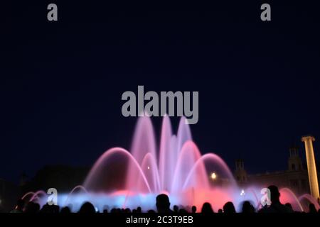 Montjuic, Barcelona, Spanien in 12/05/2017. Foto der farbigen Wasserbrunnen während der Nachtshow in der Nähe der Plaza España. Stockfoto