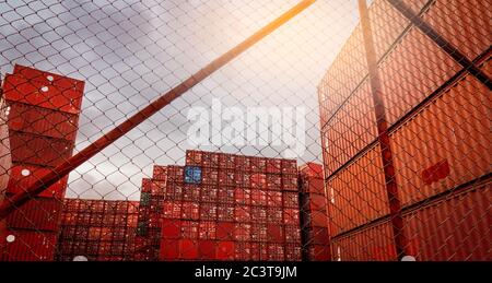 Blick vom Zaun des roten Containers gestapelt. Containerlogistik. Fracht und Versand. Import und Export Logistik Geschäft. Container-Frachtstation. Stockfoto