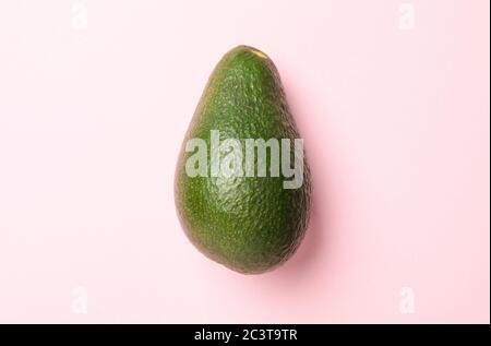 Reife frische Avocado auf rosa Hintergrund, Nahaufnahme Stockfoto