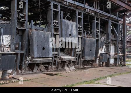 Offener Feuerofen in Werkstatt auf Old Mining und metallurgische Anlage Stockfoto