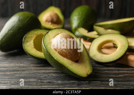 Brett und Avocado auf Holzhintergrund, Nahaufnahme Stockfoto