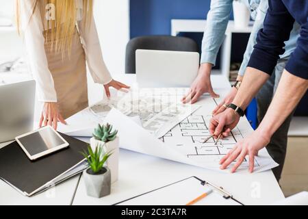 Geschäftsobjekte Team Ingenieure Büro mit Bauingenieur Architekt und Arbeiter suchen Baumodell Stockfoto