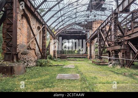 Gießplattform offener Ofen in Werkstatt auf Old Mining und metallurgische Anlage Stockfoto
