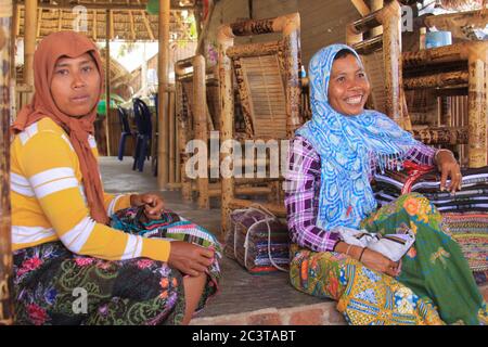 Sasak Frau aus dem Dorf verkauft Batik in Lombok. Kuta Lombok ist ein exotisches Paradies auf der indonesischen Insel, mit schönen weißen Sandstränden und cr Stockfoto