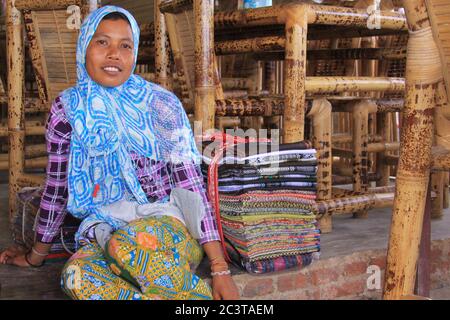 Sasak Frau aus dem Dorf verkauft Batik in Lombok. Kuta Lombok ist ein exotisches Paradies auf der indonesischen Insel, mit schönen weißen Sandstränden und cr Stockfoto