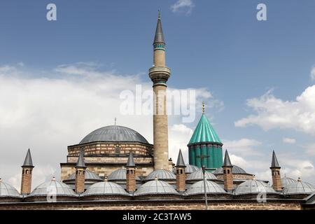 Konya Mevlana Museum, religiöses Gebäude, grünes Minarett und Museum im Inneren. Mevlana Celaleddin-i Rumi ist eine sufi-Philosophin und mystische Dichterin des Islam. Stockfoto