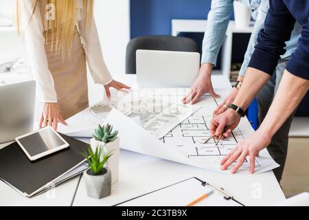 Geschäftsobjekte Team Ingenieure Büro mit Bauingenieur Architekt und Arbeiter suchen Baumodell Stockfoto