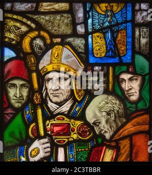 Irland, Grafschaft Cork, Cork City, Crawford Art Gallery, Buntglasfenster von Harry Clarke, das die Weihe von Saint Mel als Bischof von Longford durch Saint Patrick darstellt. Stockfoto