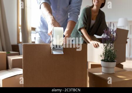 Nahaufnahme Mann Verschließbox mit Klebeband, Tag bewegen Stockfoto