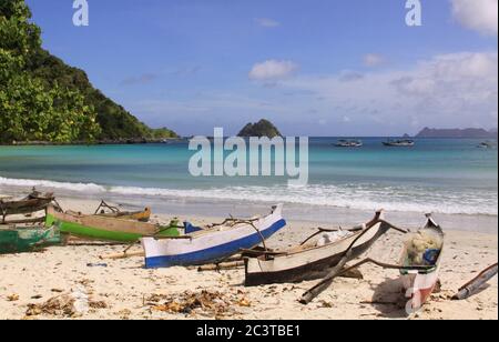 Kleine Fischerboote am Mawun Strand, Lombok. Kuta Lombok ist ein exotisches Paradies auf der indonesischen Insel, mit wunderschönen weißen Sandstränden und Kristall Stockfoto