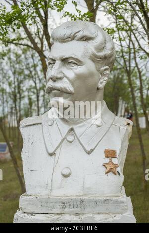 Joseph Stalin Denkmal im Museum des sozialistischen Realismus. Dekommunisierung in der Ukraine werden die in verschiedenen Städten des Landes zerstörten Denkmäler im Museum des Sozialistischen Realismus gesammelt. Stockfoto