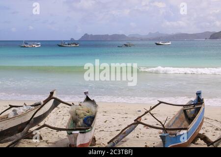 Kleine Fischerkanus am Mawun Strand, Lombok. Kuta Lombok ist ein exotisches Paradies auf der indonesischen Insel, mit wunderschönen weißen Sandstränden und Kristall Stockfoto
