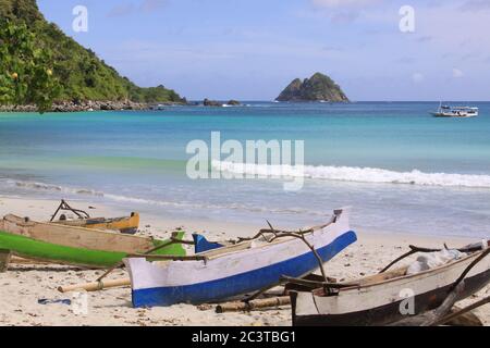 Jukung Fischerboote am Mawun Strand, Lombok. Kuta Lombok ist ein exotisches Paradies auf der indonesischen Insel, mit wunderschönen weißen Sandstränden und Kristall Stockfoto