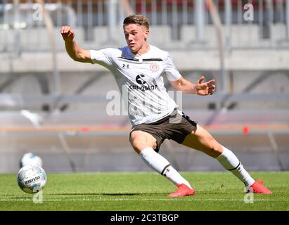 Hamburg, Deutschland. Juni 2020. Fußball: 2. Bundesliga, 33. Spieltag, FC St. Pauli - Jahn Regensburg, im Millerntor-Stadion Viktor Gyökeres von St.Pauli am Ball. Quelle: Stuart Franklin/Getty-Pool/dpa/Alamy Live News Stockfoto